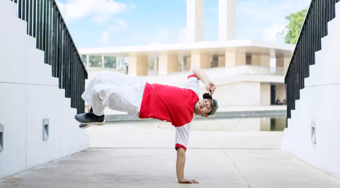 Breaking – From local moves to worldwide grooves