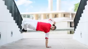 Breaking – From local moves to worldwide grooves