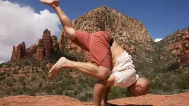 Handstands in Yoga Compared to Handstands in Gymnastics