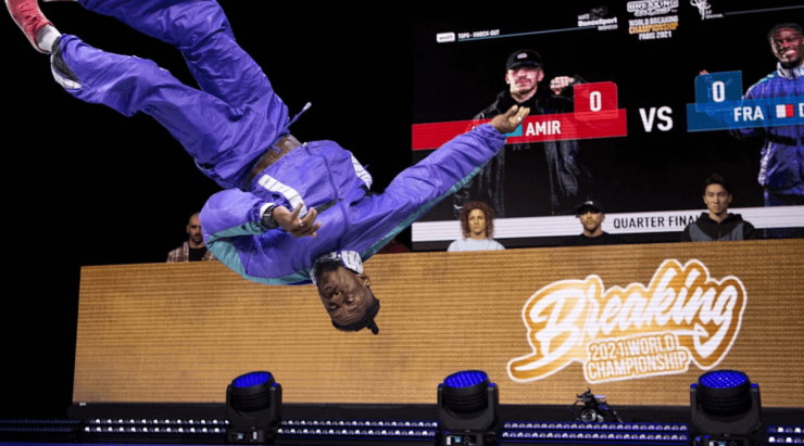 How are breaking scores judged at Paris 2024?